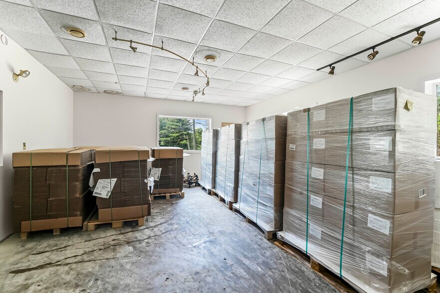 More Photos Of 935 Chestnut St, Gap Showroom For Sale