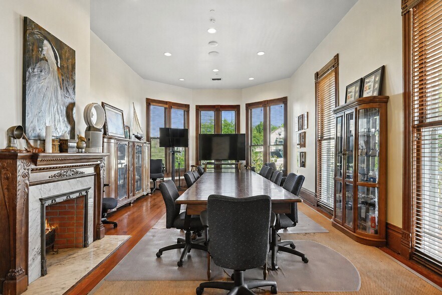 More Photos Of 2001 Lakeshore Dr, Mandeville Office For Sale