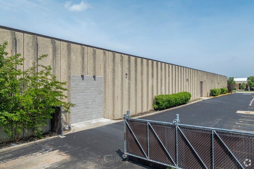 More Photos Of 933 E Remington Rd, Schaumburg Warehouse For Lease