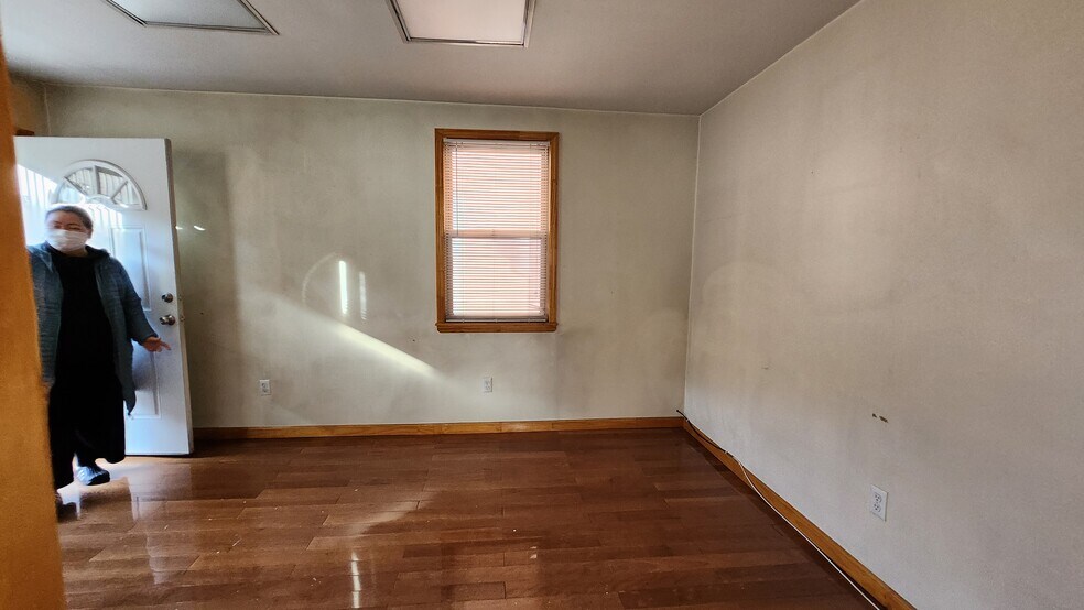 More Photos Of 11614 Myrtle Ave, Richmond Hill Medical For Sale