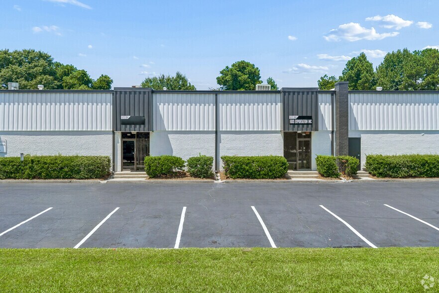 More Photos Of 1870-1908 Forge St, Tucker Distribution For Lease