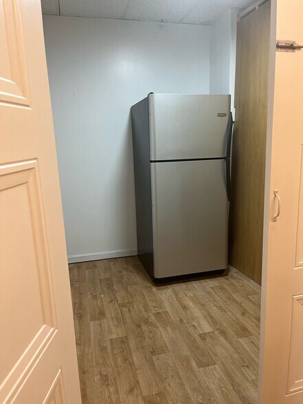 More Photos Of 18043 Bluegrass Pkwy, Louisville Office For Sale