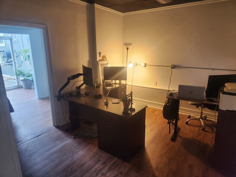 More Photos Of 20-40 E 8th St, Front Royal Flex For Sale