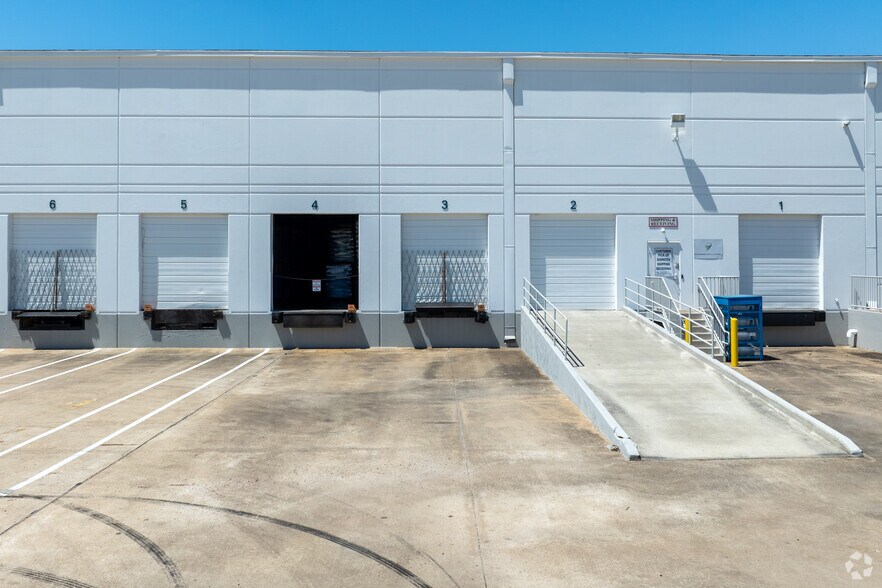 More Photos Of 10301 Round Up Ln, Houston Warehouse For Lease