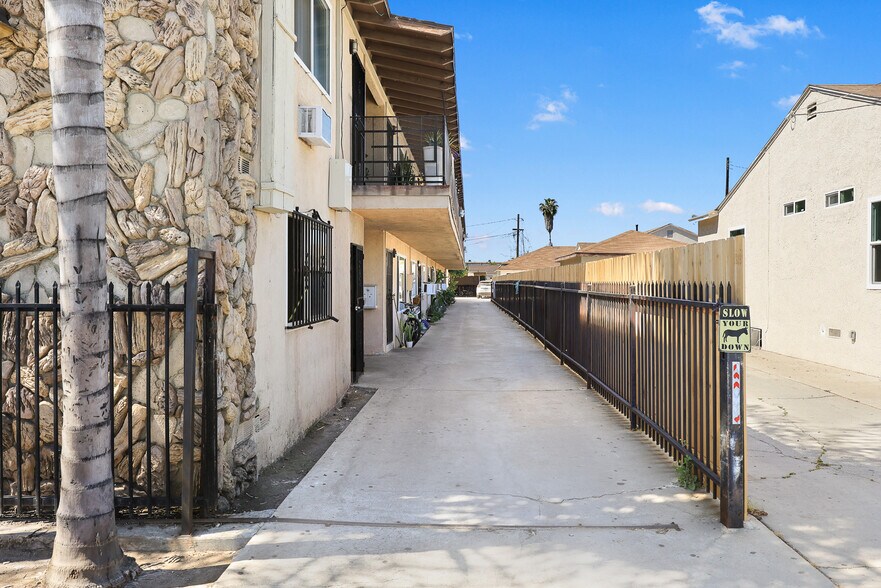 More Photos Of 5913 Greenwood Ave, Commerce Apartments For Sale