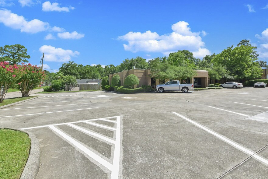 More Photos Of 401 N Loop 336 W, Conroe Office For Lease
