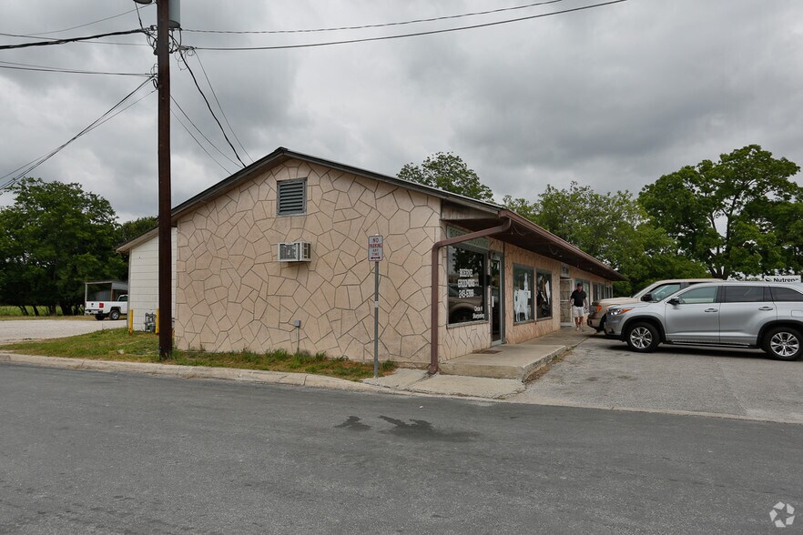 More Photos Of 305-323 N Main St, Boerne Storefront Retail Office For Lease