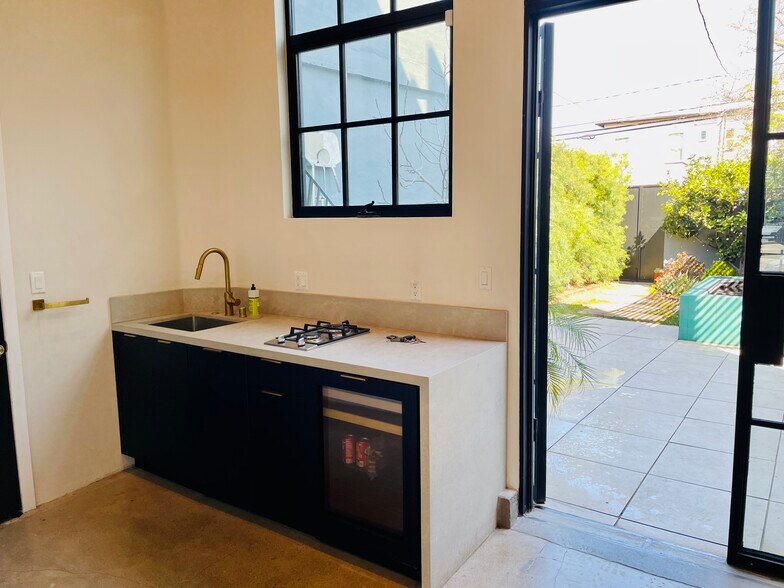 More Photos Of 5005 W Washington Blvd, Los Angeles Storefront Retail Residential For Lease