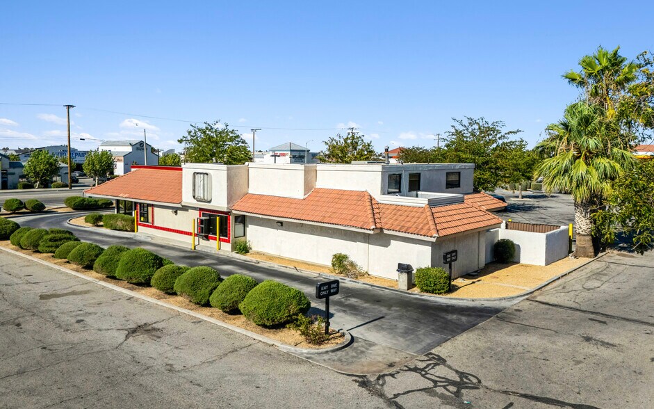 Primary Photo Of 2606 E Palmdale Blvd, Palmdale Fast Food For Sale