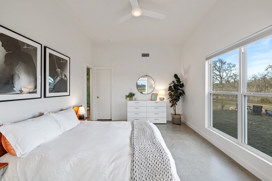 More Photos Of 444 Klein Rd, Stonewall Flex For Sale