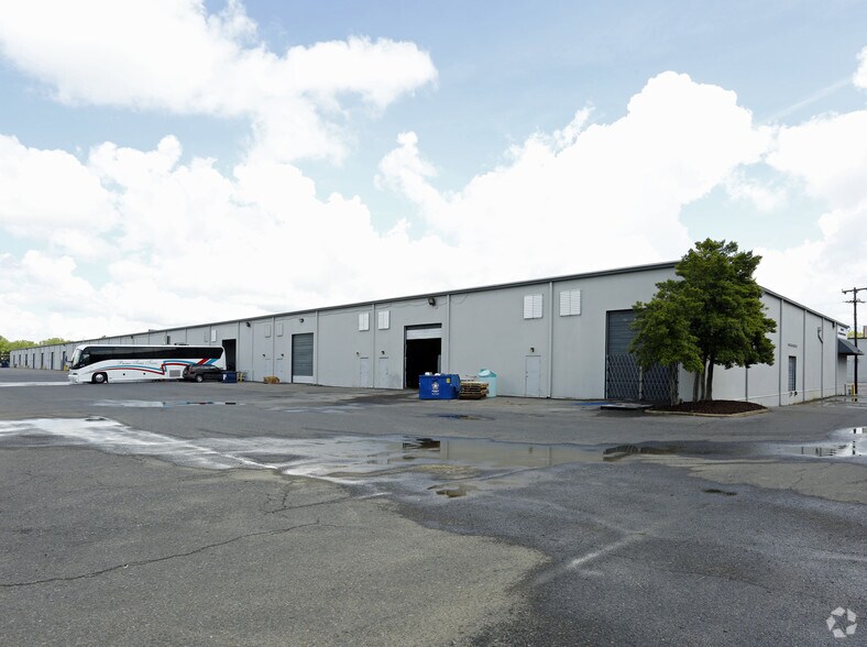 More Photos Of 3081-3159 Bellbrook Center Dr, Memphis Distribution For Lease