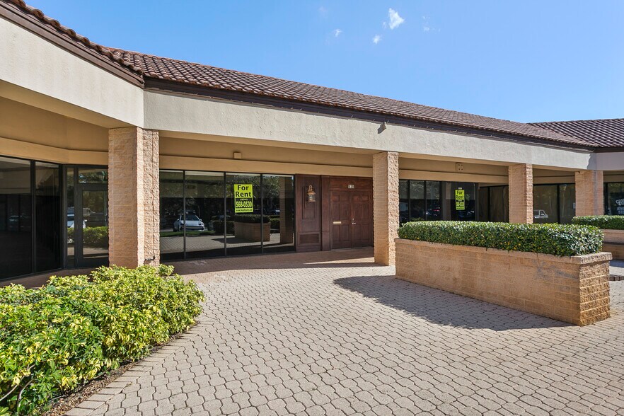 More Photos Of 901-1001 N University Dr, Coral Springs General Retail For Lease