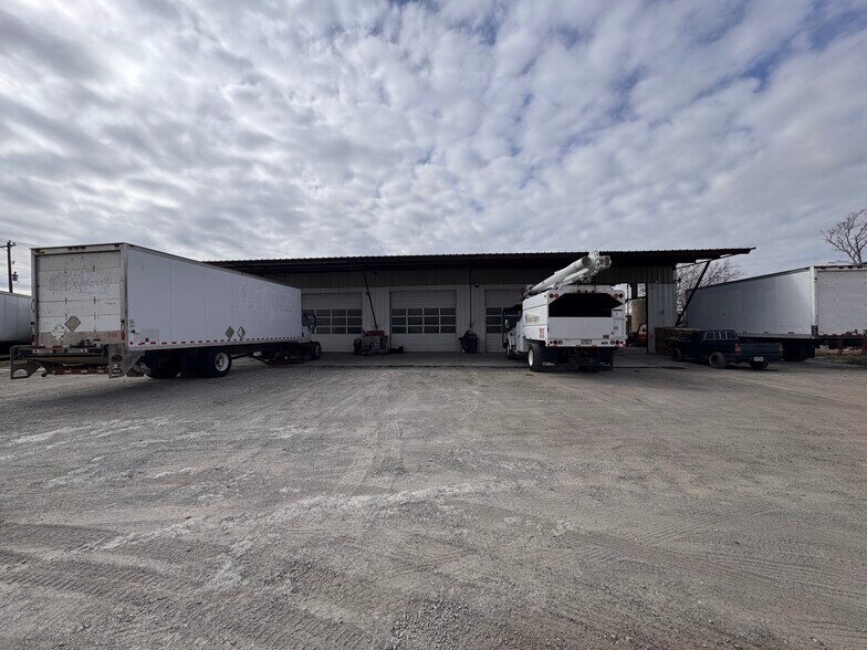 More Photos Of 9701 E Highway 67, Alvarado Service For Sale