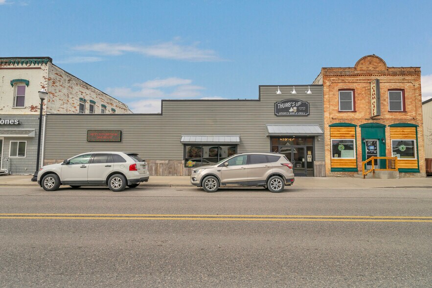 More Photos Of 53 N Howard Ave, Croswell Bar For Sale