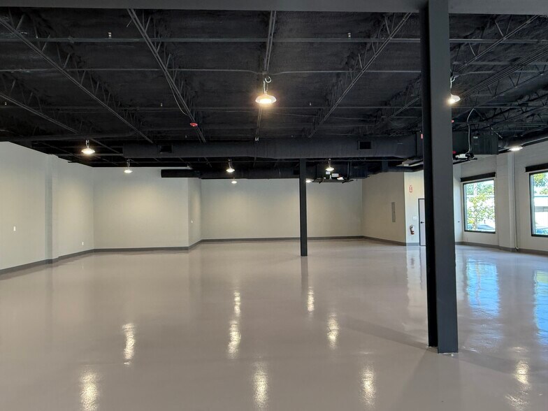More Photos Of 2233 3rd Ave S, Saint Petersburg Flex For Lease