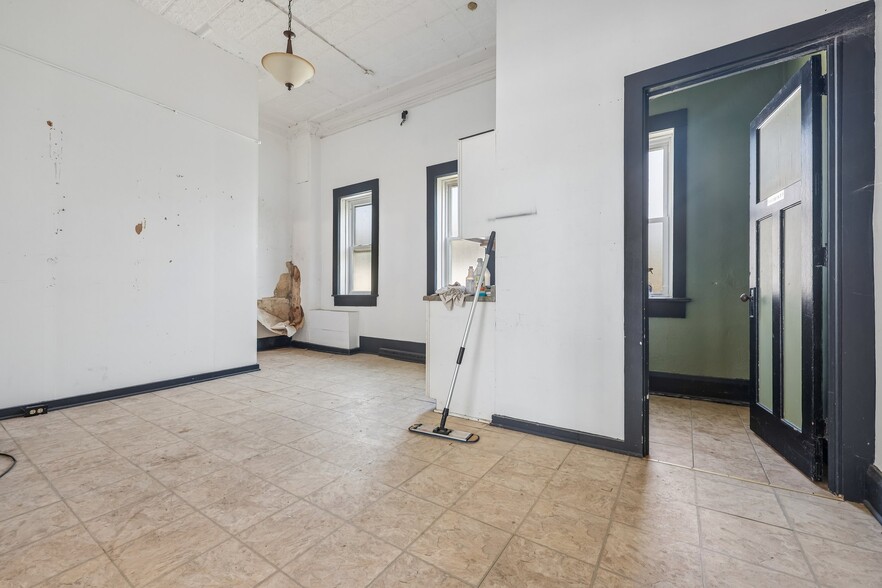 More Photos Of 2710-2712 17th St, Racine Storefront Retail Residential For Sale