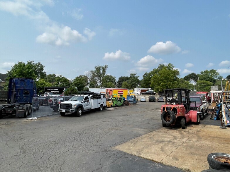 More Photos Of 765 Villa St, Elgin Warehouse For Lease