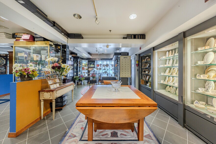 More Photos Of 560 Main St, Fort Lee Freestanding For Sale