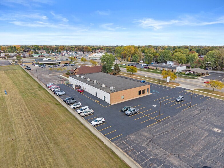 More Photos Of 28565-28585 Schoenherr Rd, Warren Medical For Lease