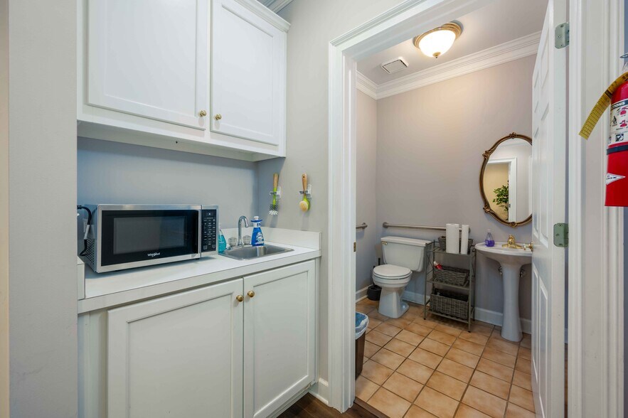 More Photos Of 500 Sun Valley Dr, Roswell Medical For Lease