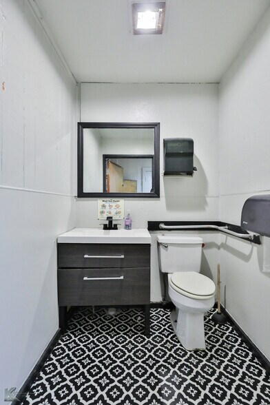 More Photos Of 1841 S Treadaway Blvd, Abilene Industrial For Sale