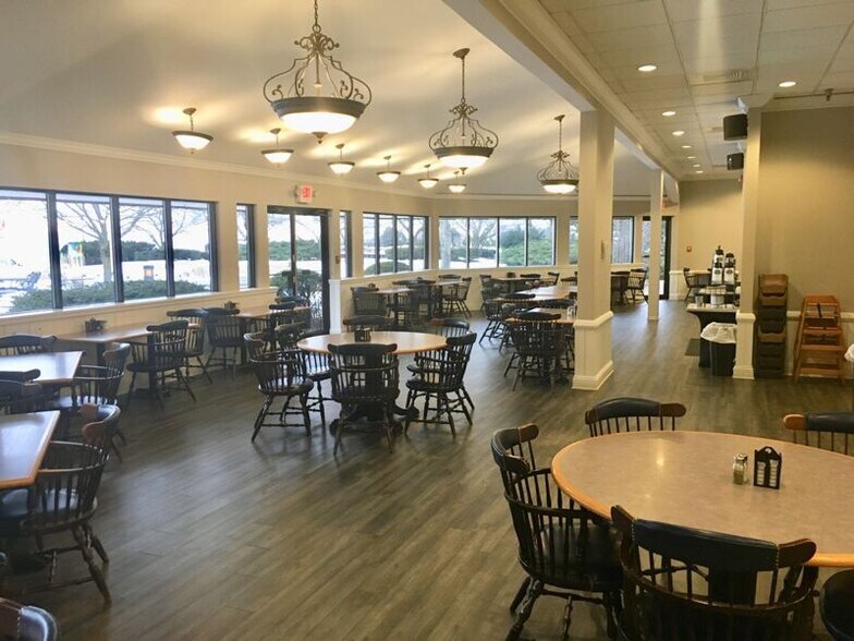 More Photos Of 101 Maritime Dr, Manitowoc Hotel For Sale