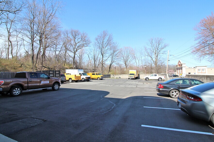 More Photos Of 418 Meadow St, Fairfield Light Distribution For Lease