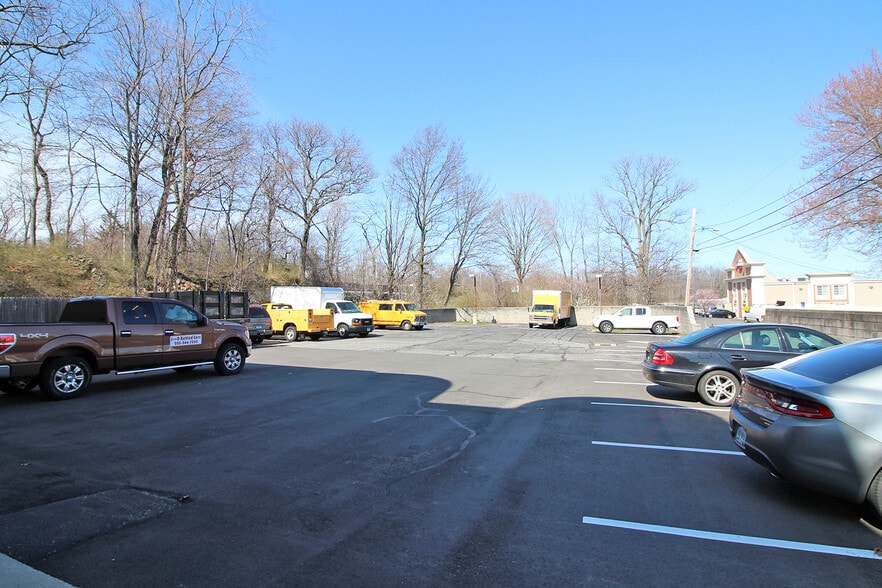 More Photos Of 418 Meadow St, Fairfield Light Distribution For Lease