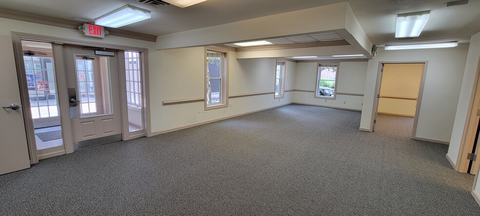 More Photos Of 7 W Queens Way, Hampton Medical For Lease