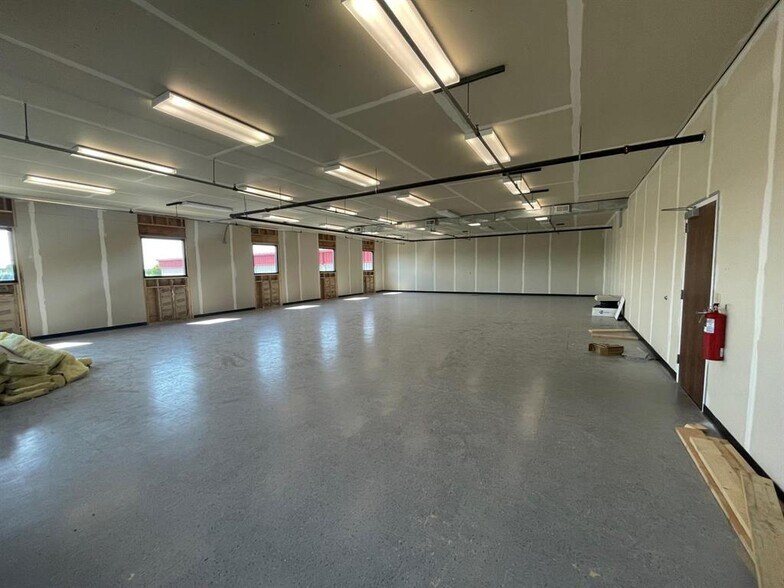 More Photos Of 221 W 44th St, Kearney Showroom For Lease