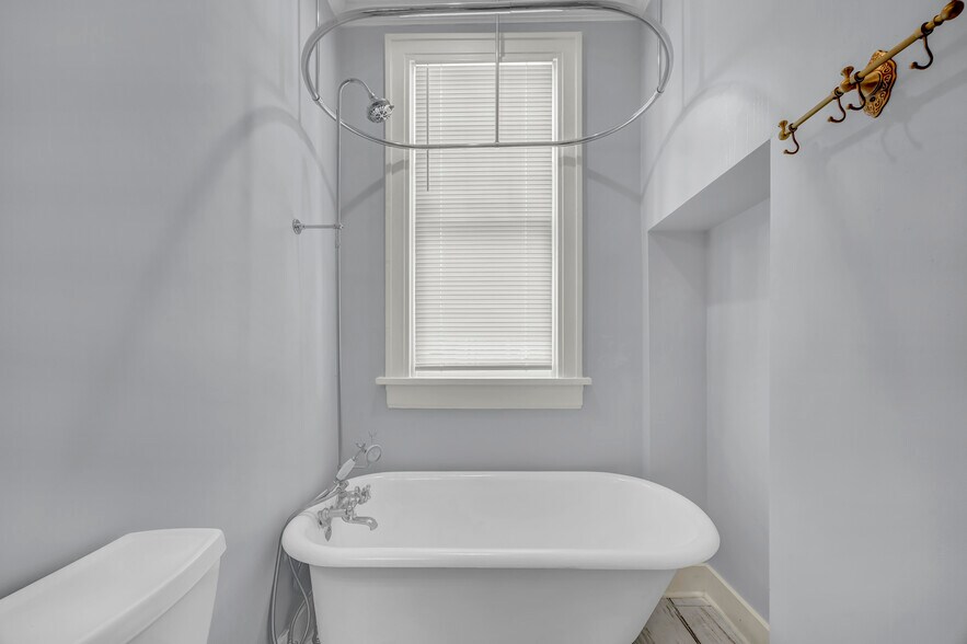 More Photos Of 8 S 7th St, Wilmington Office For Sale