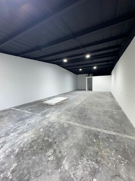 More Photos Of 3200-3206 S West Shore Blvd, Tampa Storefront For Lease