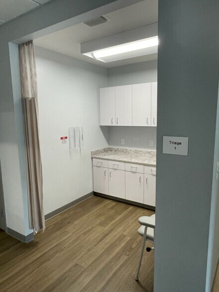 More Photos Of 4682 Airport Blvd, Mobile Medical For Sale
