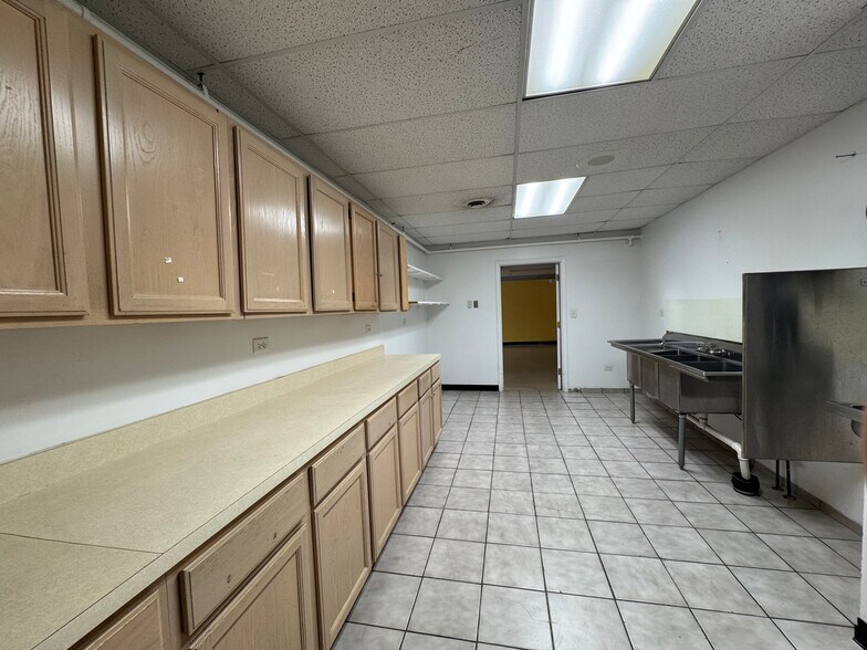 More Photos Of 742 W Greenwood Ave, Waukegan Office For Sale