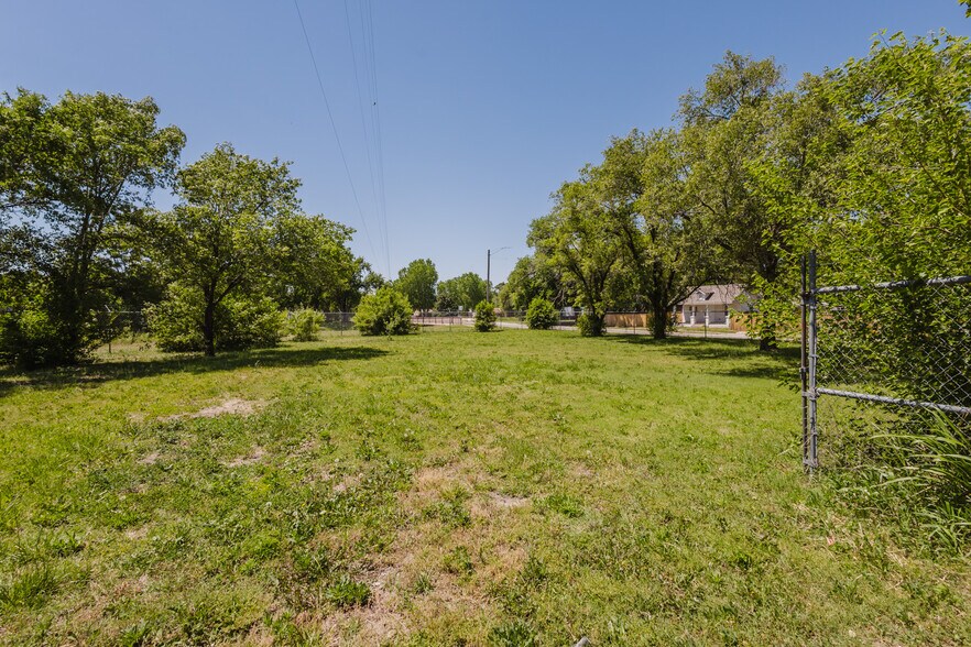More Photos Of 2555 N Market St, Wichita Auto Repair For Sale
