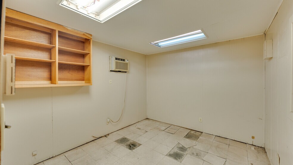 More Photos Of 510 N Walker St, Quitman Light Manufacturing For Sale