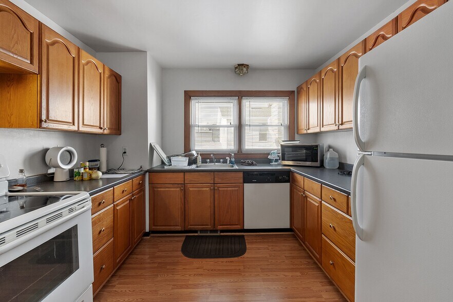 More Photos Of 94-104 N Main St, Mansfield General Retail For Sale