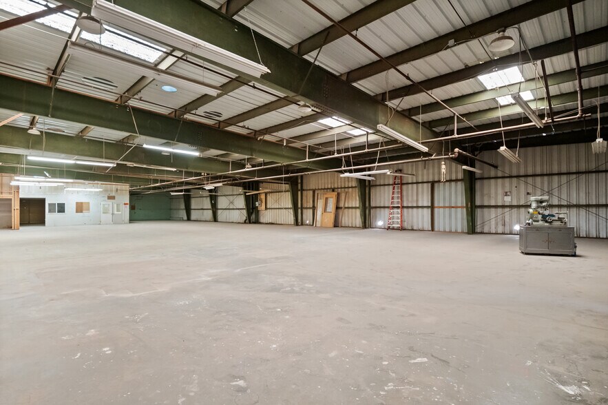 More Photos Of 2025-2035 Newcomb Ave, San Francisco Warehouse For Lease