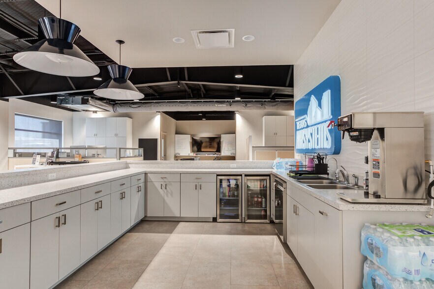 More Photos Of 2405 114th St, Lubbock Office For Sale