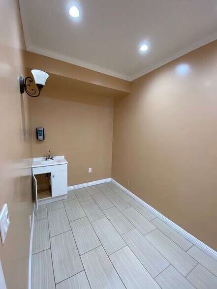 More Photos Of 6435-6437 Caminito Blythefield, La Jolla Office For Lease