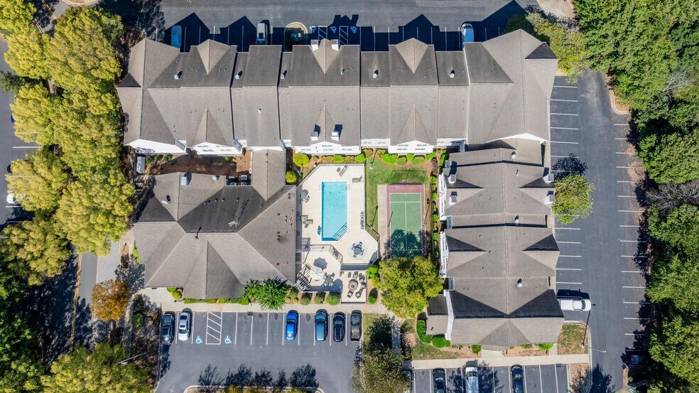 More Photos Of 16830 Kenton Dr, Cornelius Hotel For Sale