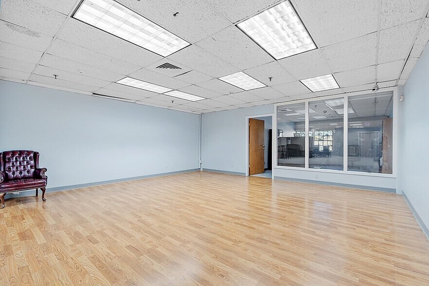 More Photos Of 141 Great Rd, Acton Storefront For Lease