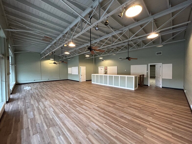 More Photos Of 121 S Glenwood Blvd, Tyler Storefront For Sale