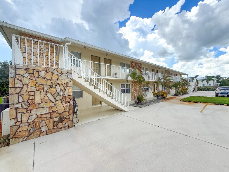 More Photos Of 604 SW 35th St, Palm City Apartments For Sale