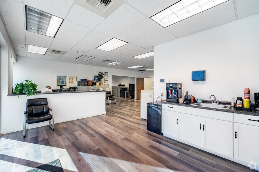 More Photos Of 2455 W Cheyenne Ave, North Las Vegas Light Manufacturing For Lease