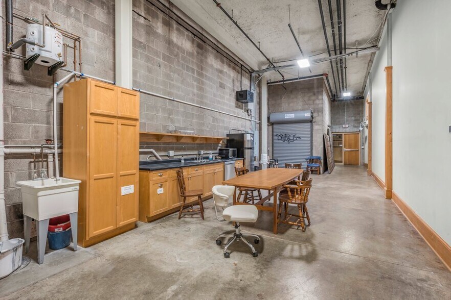 More Photos Of 2836 Lyndale Ave S, Minneapolis Office For Lease