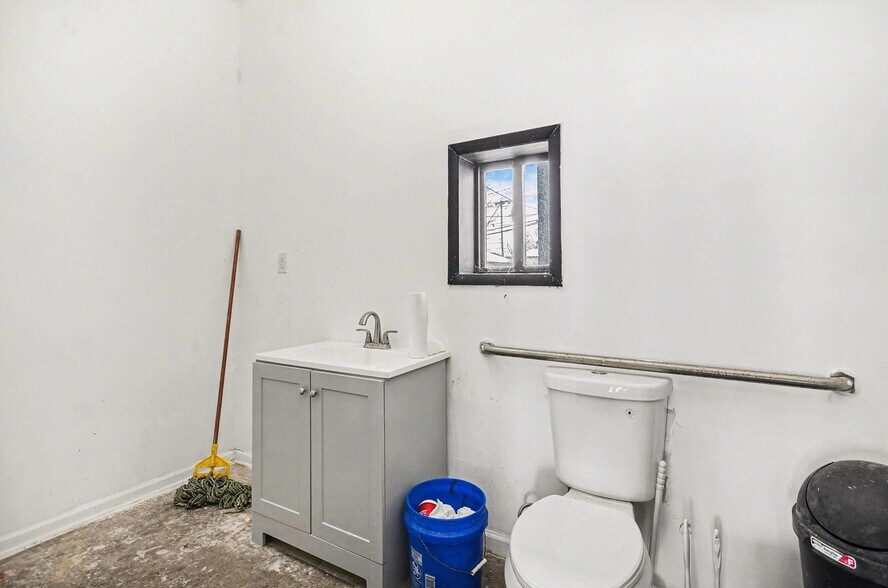 More Photos Of 1638 S Wayne Rd, Westland Storefront Retail Residential For Lease
