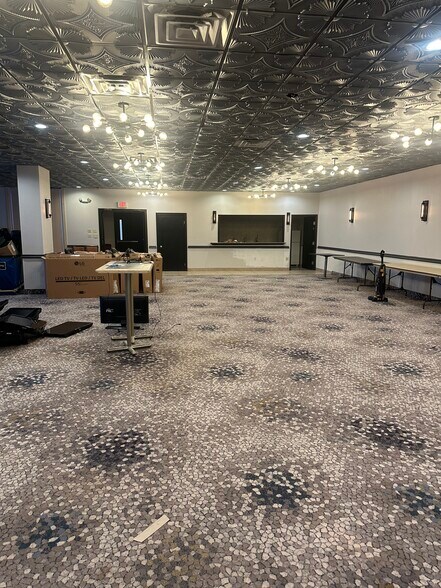 More Photos Of 7076 Highland Rd, Waterford Hotel For Lease