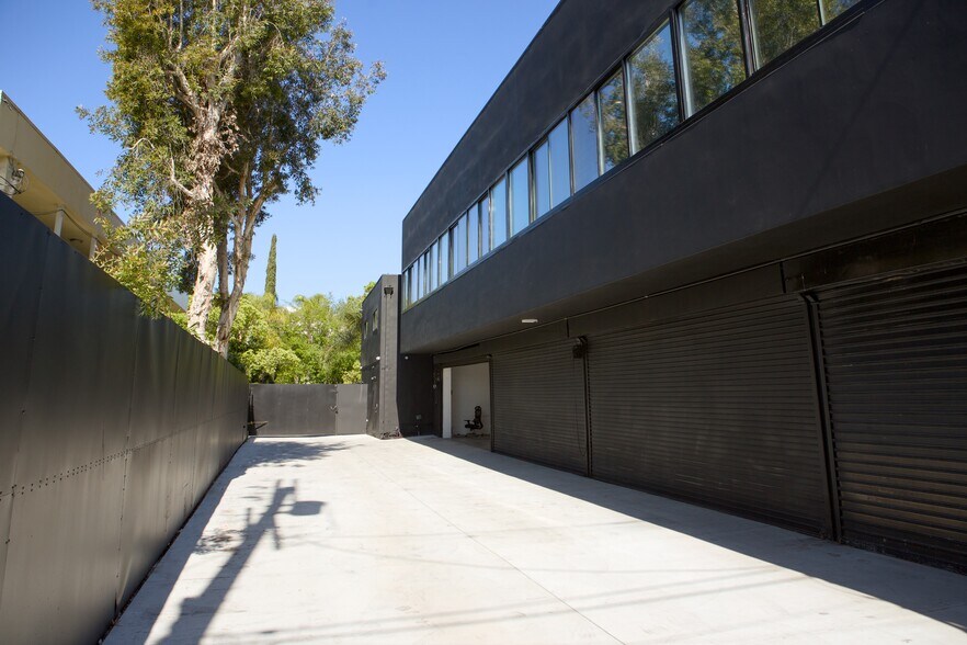 More Photos Of 648 N St. Andrews Pl, Los Angeles Loft Creative Space For Sale