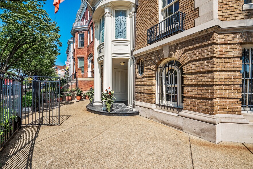 More Photos Of 2301 Calvert St NW, Washington Office For Lease
